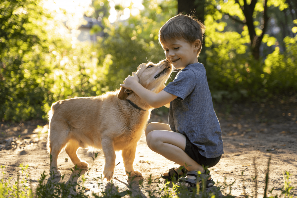 criança de 4 anos brincando com o cachorro 