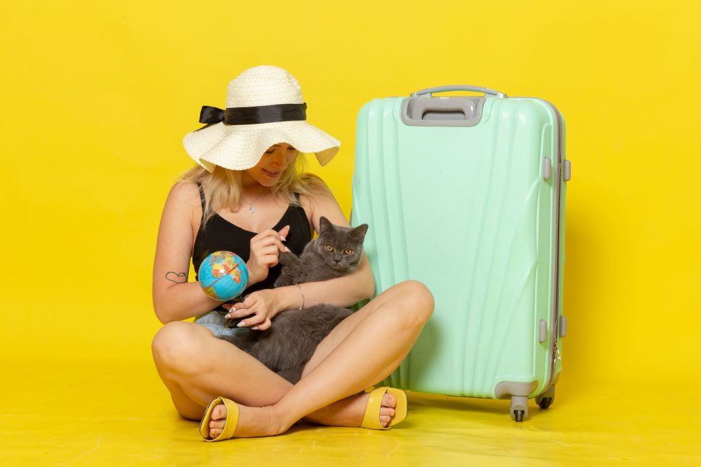 Tutora de malas prontas indo viajar com o gato