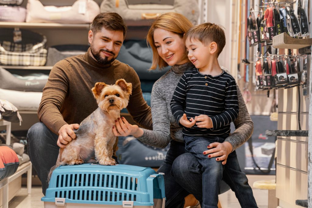 Yorkshire terrier com a sua familia no pet shopp