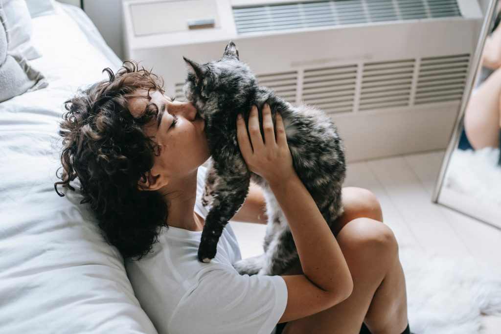 Tutora dando amor e carinho para o gato