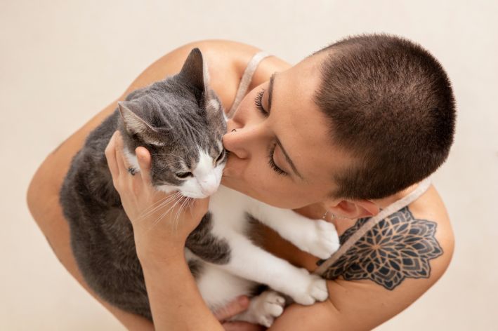 Dia Mundial do Gato: tutora beijando seu gatinho